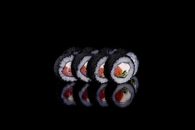 Verse heerlijke mooie sushi rolt op een donkere achtergrond