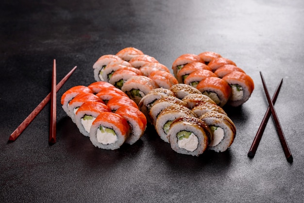 Verse heerlijke mooie sushi rolt op een donkere achtergrond