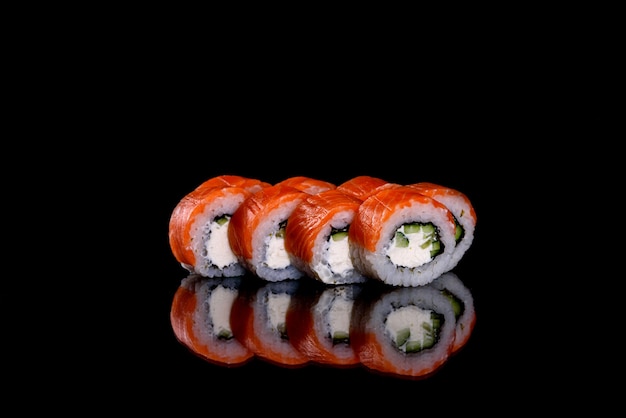 Verse heerlijke sushi rolt op een donkere achtergrond