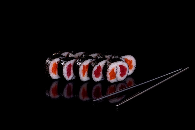 Verse heerlijke sushi rolt op een donkere achtergrond