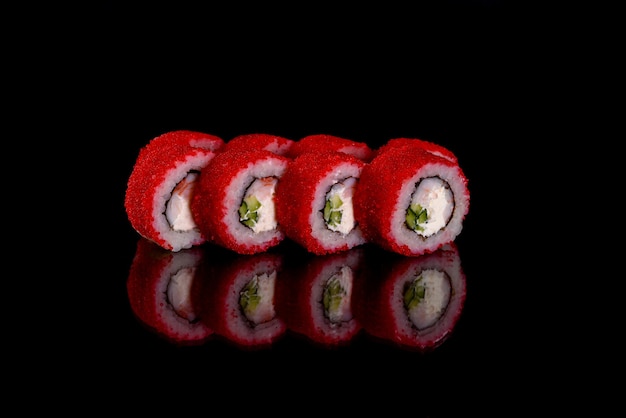 Verse heerlijke sushi rolt op een donkere achtergrond