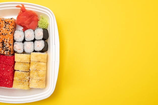 Foto verse heerlijke sushi rolt op een gele muur vers gemaakte sushi set
