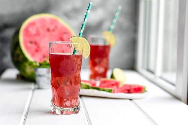 Verse heerlijke watermeloenplakken met sap op tafel