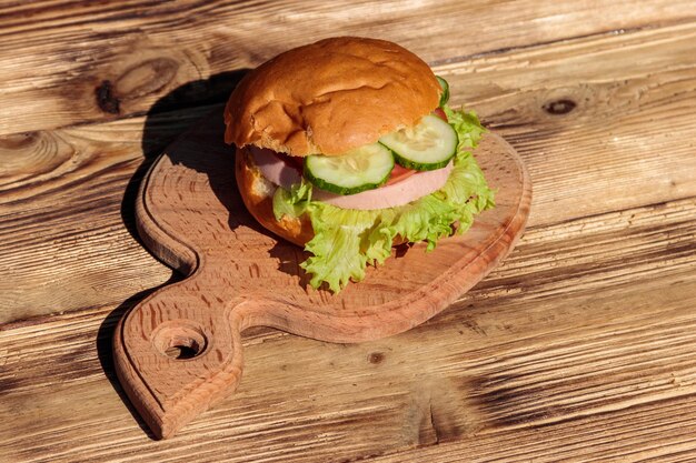 Verse heerlijke zelfgemaakte hamburger op houten tafel