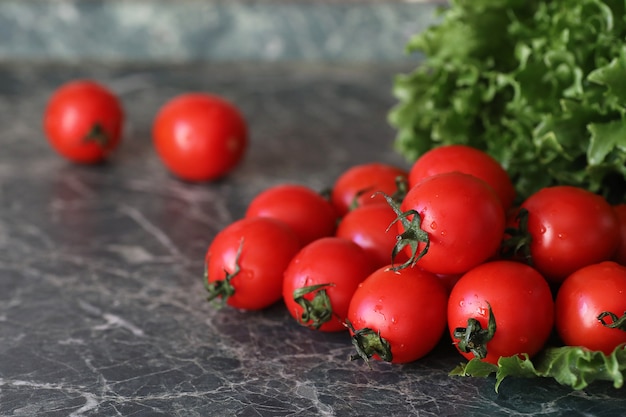Verse heldere en sappige tomaten op de keukentafel