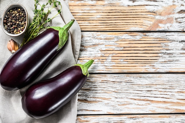 Verse hele aubergine groente