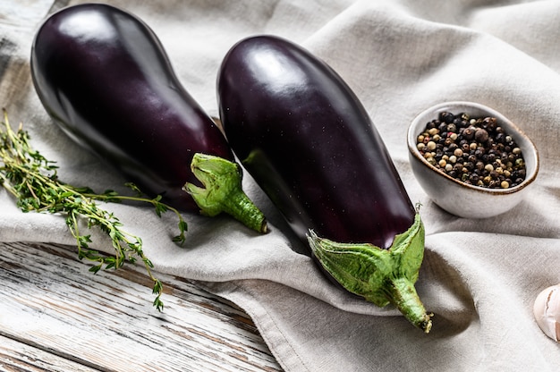 Verse hele aubergine groente