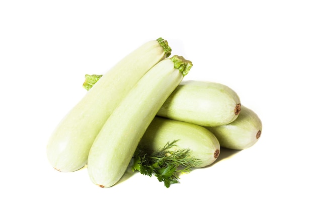 Verse hele courgette geïsoleerd op een witte achtergrond