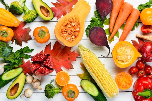 Verse herfst groenten en fruit op witte houten achtergrond Gezonde voeding Bovenaanzicht Gratis kopie ruimte
