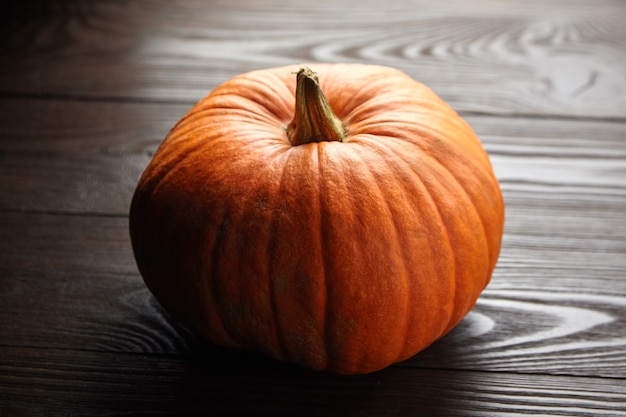 Verse herfst pompoen op donkere houten tafel