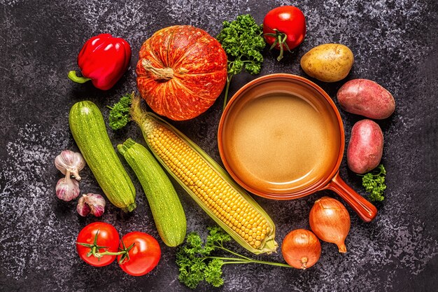 Verse herfstgroenten voor het koken op een donkere achtergrond