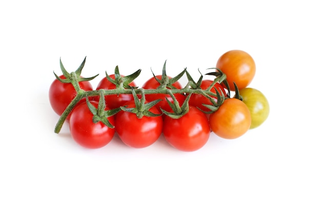 Verse Ñherry tomaten geïsoleerd op een witte close-up