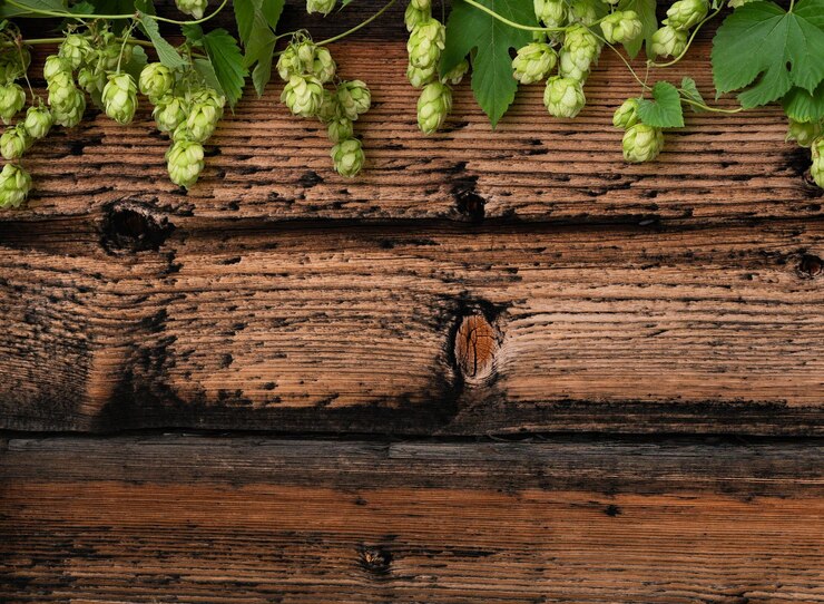 Verse hop op een oude houten achtergrond