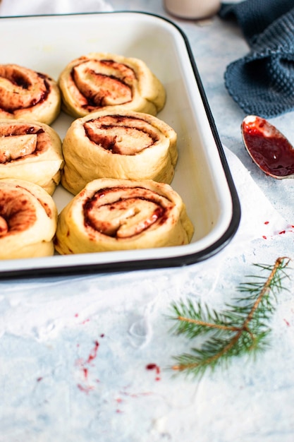 Verse huisgemaakte broodjes met kersenjam