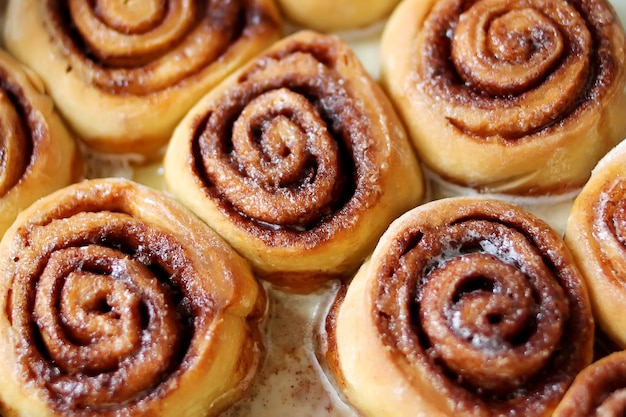 Verse huisgemaakte cinnabon, met kaneel