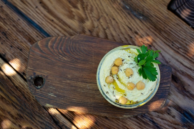 Verse hummus in een kom op tafel