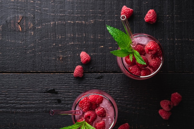 Verse ijskoude bessencocktails met muntblaadjes