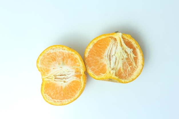Verse Indonesische sinaasappel geïsoleerd op witte achtergrond