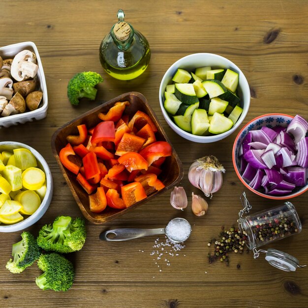 Verse ingrediënten voor het bereiden van geroosterde gemengde groenten op tafel.