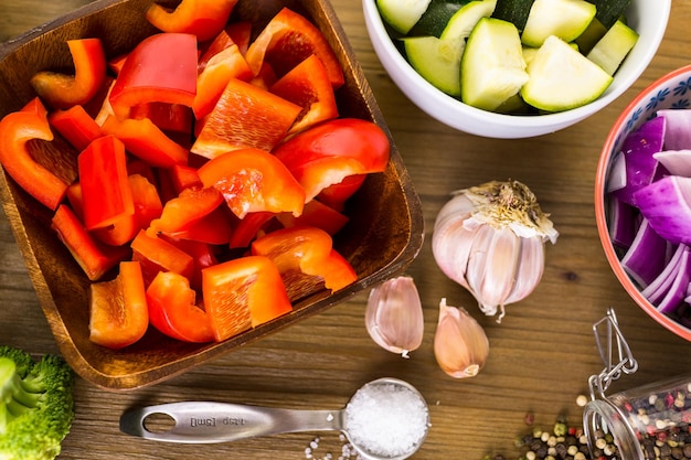 Verse ingrediënten voor het bereiden van geroosterde gemengde groenten op tafel.