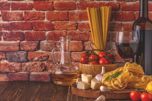 Foto verse ingrediënten voor het koken van pasta