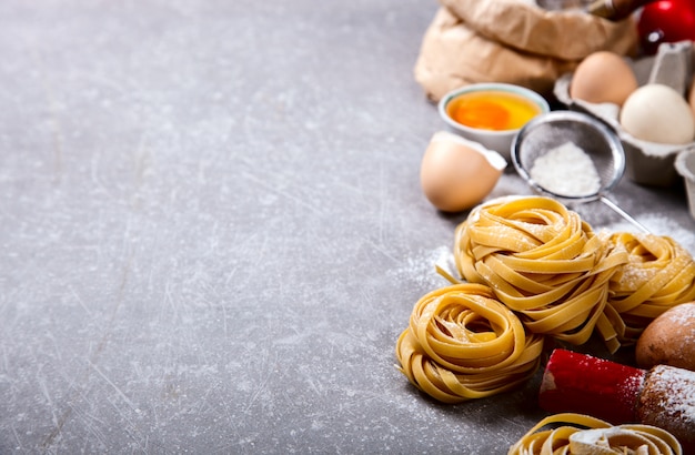 Verse ingrediënten voor het koken van traditionele Italiaanse pasta Tagliatelle