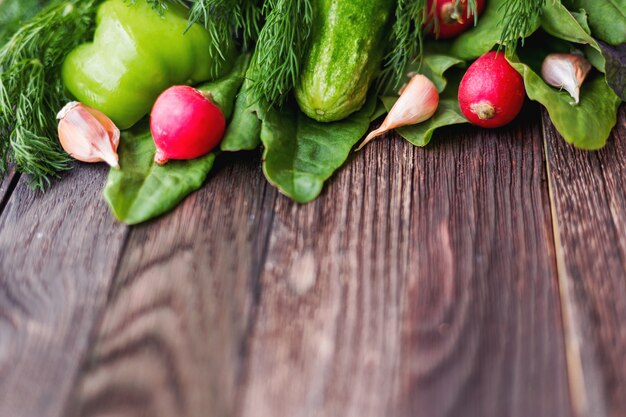 Foto verse ingrediënten voor salade op houten tafel