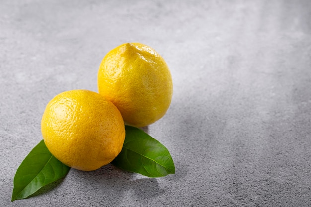 Verse Italiaanse citroenen op tafel Siciliaanse citroen