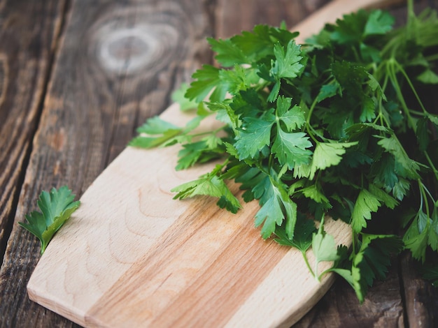 Verse Italiaanse peterselie op een houten tafel peterselie