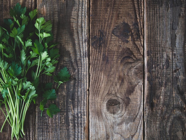 Verse Italiaanse peterselie op een houten tafel peterselie