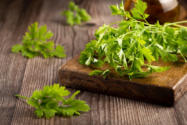 Verse Italiaanse peterselie op tafel Groene peterselie