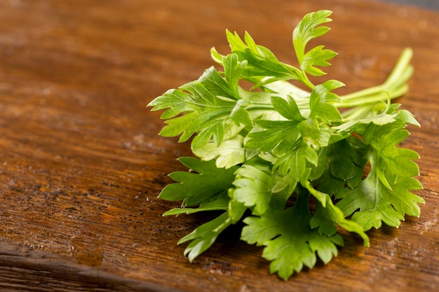 Verse Italiaanse peterselie op tafel Groene peterselie