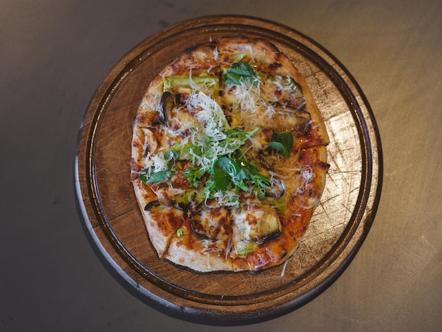 Foto verse italiaanse pizza in een restaurant
