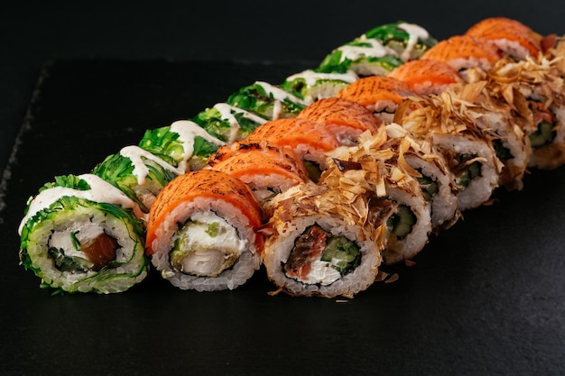 Verse japanse sushi op een zwarte achtergrond