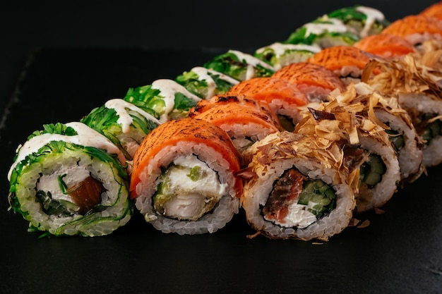 Verse japanse sushi op een zwarte achtergrond