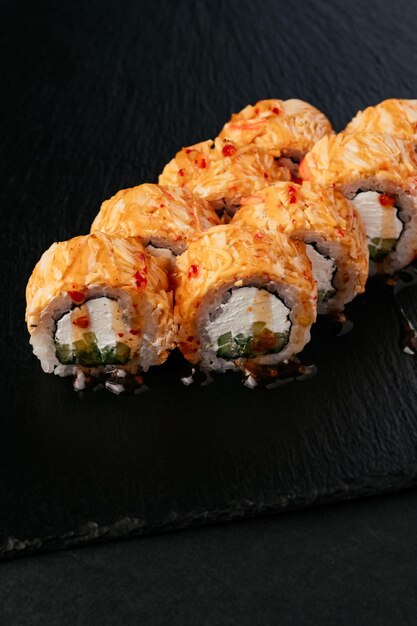 Verse japanse sushi op een zwarte achtergrond