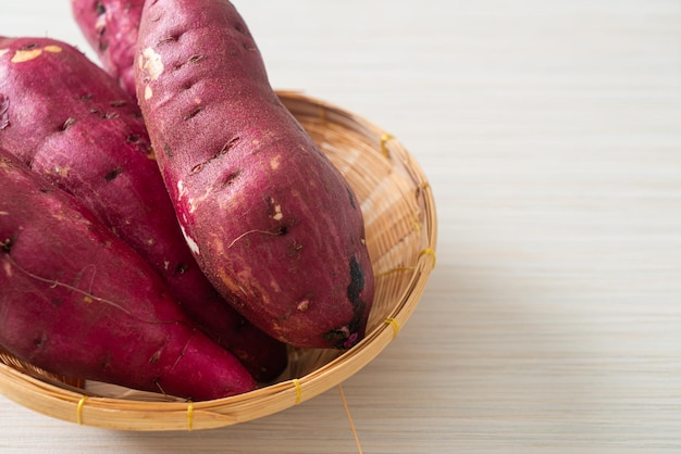 verse Japanse zoete aardappelen op mand