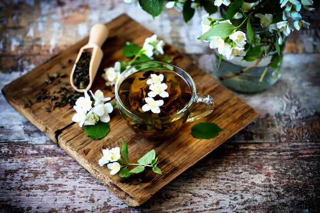 Verse jasmijnthee in een kopje met jasmijnbloemen