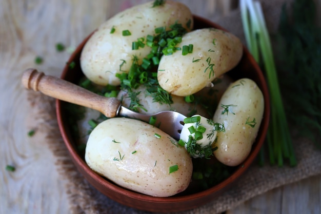 Verse jonge aardappelen met kruiden in een kom