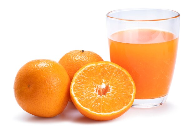 Verse jus d'orange en schijfjes sinaasappelen geïsoleerd op een witte achtergrond met uitknippad
