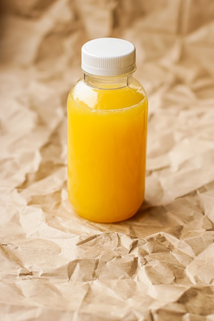 Foto verse jus d'orange in milieuvriendelijke recyclebare plastic fles en verpakking gezonde drank en voedsel pro...
