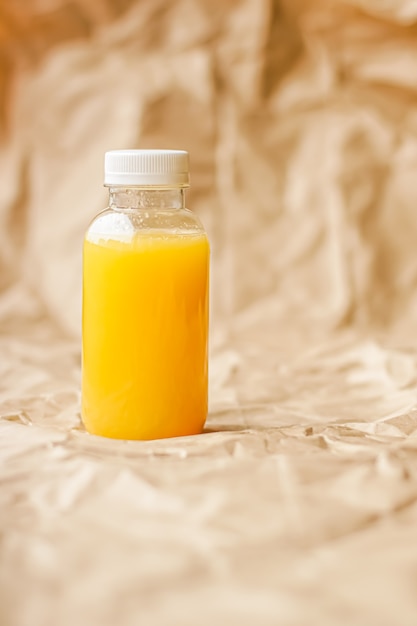 Verse jus d'orange in milieuvriendelijke recyclebare plastic fles en verpakking gezonde drank en voedsel pro...