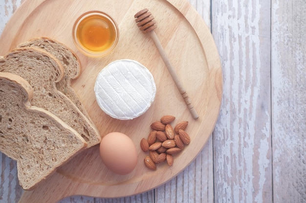 Verse kazen honing ei en brood op een bord