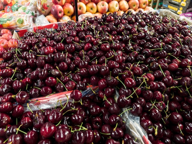 Verse kersen in de supermarkt Groenten en fruit uitgestald zodat de consument kan kiezen