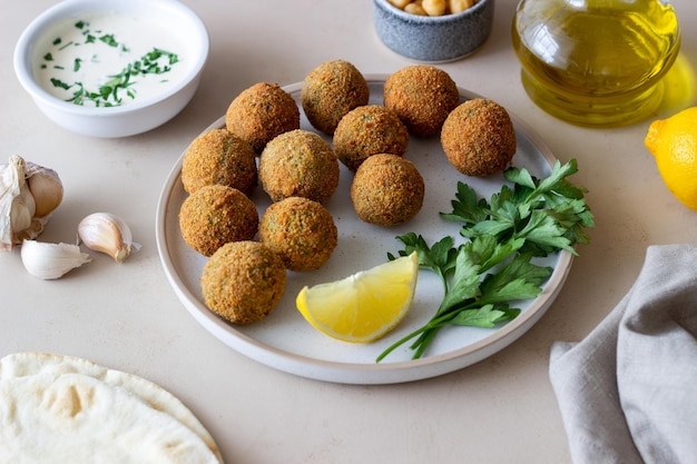 Verse kikkererwten falafel. gezond eten. vegetarisch eten.