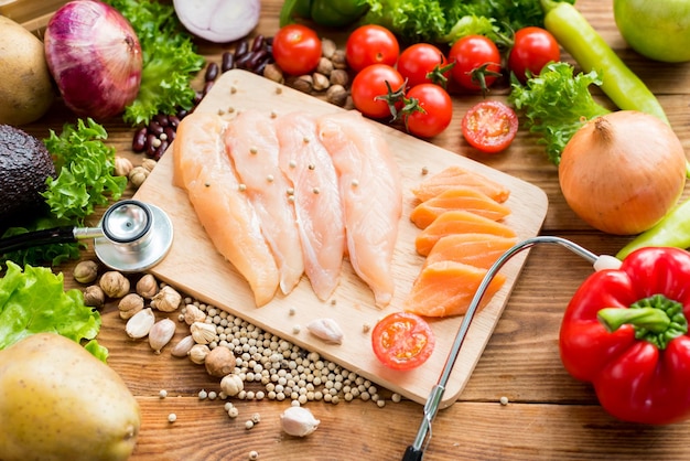 Verse kip en zalm met salade. Kleurrijk van verse biologische groenten voor het koken van voeding en gezonde voeding.