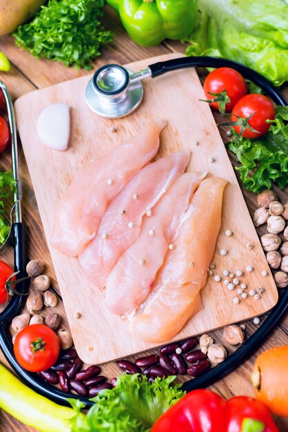 Verse kip met salade. Verse biologische groenten voor het koken van dieet en gezonde voeding.