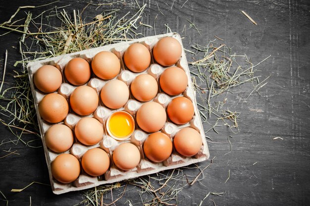 Verse kippeneieren op een donkere achtergrond