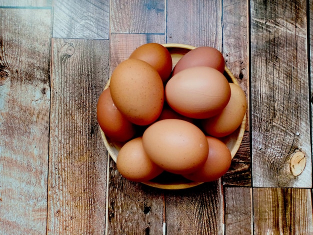 Verse kippeneieren op een houten tafel