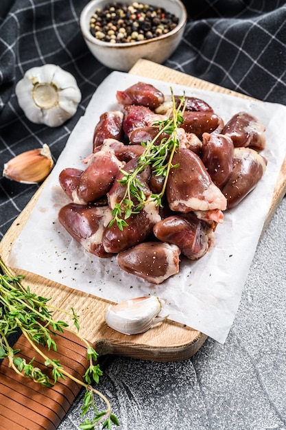 Verse kippenharten op tafel